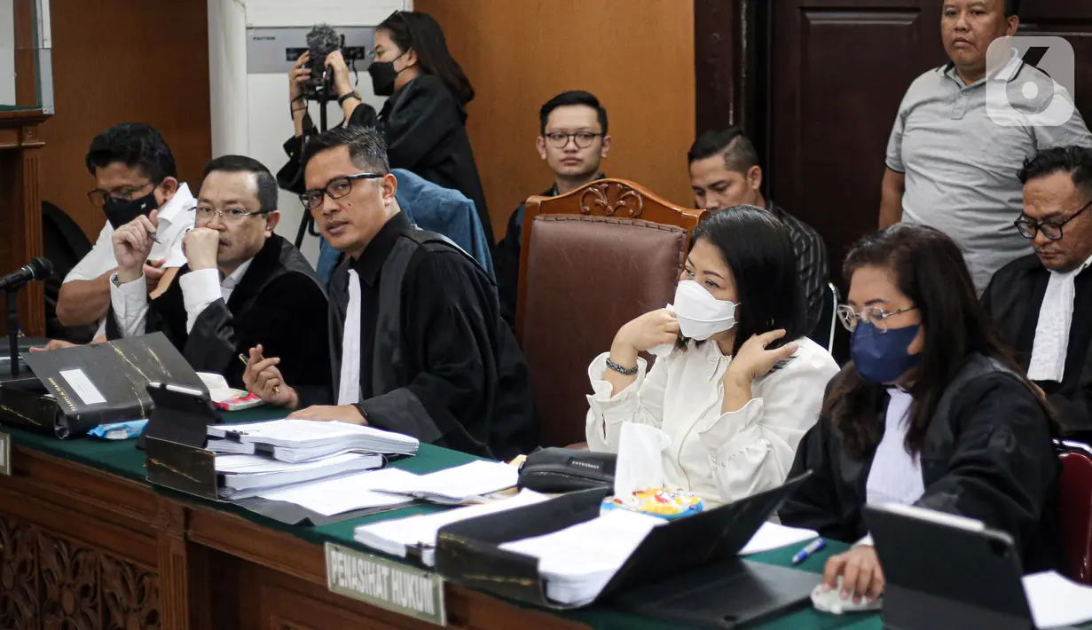 Terdakwa kasus pembunuhan Brigadir Nopriansyah Yosua Hutabarat atau Brigadir J, Putri Candrawathi (kedua kanan) menjalani sidang lanjutan dengan agenda mendengarkan keterangan saksi dari Jaksa Penuntut Umum (JPU) di Pengadilan Negeri Jakarta Selatan, Selasa (8/11/2022). Dalam sidang tersebut JPU menghadirkan 10 orang saksi. (Liputan6.com/Faizal Fanani)