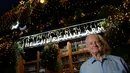 Pemilik Churchill Arms, Gerry O'Brien berpose di depan barnya di London, Inggris, 20 Desember 2016. Sejak mengambil alih pada 1984, Gerry selalu menghias barnya dengan sejumlah pohon Natal yang jumlah akan terus bertambah setiap tahun. (REUTERS/Neil Hall)