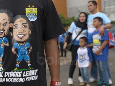 "Tidak akan dikasih lewat kalau tidak bilang permisi" adalah kutipan pada baju Bobotoh bergambar Essien di Stadion Pakansari, Bogor (22/4/2017). Kedatangan Bobotoh ini untuk menyaksikan laga PS TNI melawan Persib Bandung. (Bola.com/Nicklas Hanoatubun)