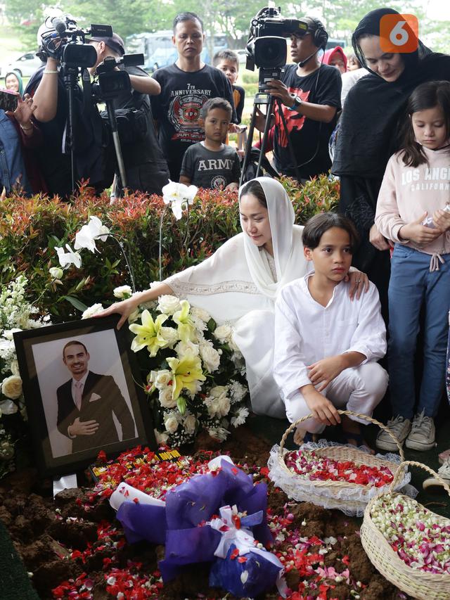 [Fimela] Pemakaman Ashraf Sinclair