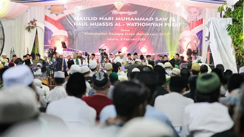 Suasana keharuan dan kekhusyukan menyelimuti Pondok Pesantren Al-Wathoniyah Pusat Klender saat Haul Muassis dan Maulid Nabi bersama ratusan jamaah yang berkumpul dalam doa bersama dan ikhtiar untuk menguatkan fondasi demokrasi di Indonesia. Kegiatan berla