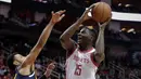 Pebasket Houston Rockets, Clint Capela, berusaha memasukkan bola saat melawan Denver Nuggets pada laga NBA di Toyota Center, Selasa (8/1). Houston Rockets menang 125-113 atas Denver Nuggets. (AP/Michael Wyke)