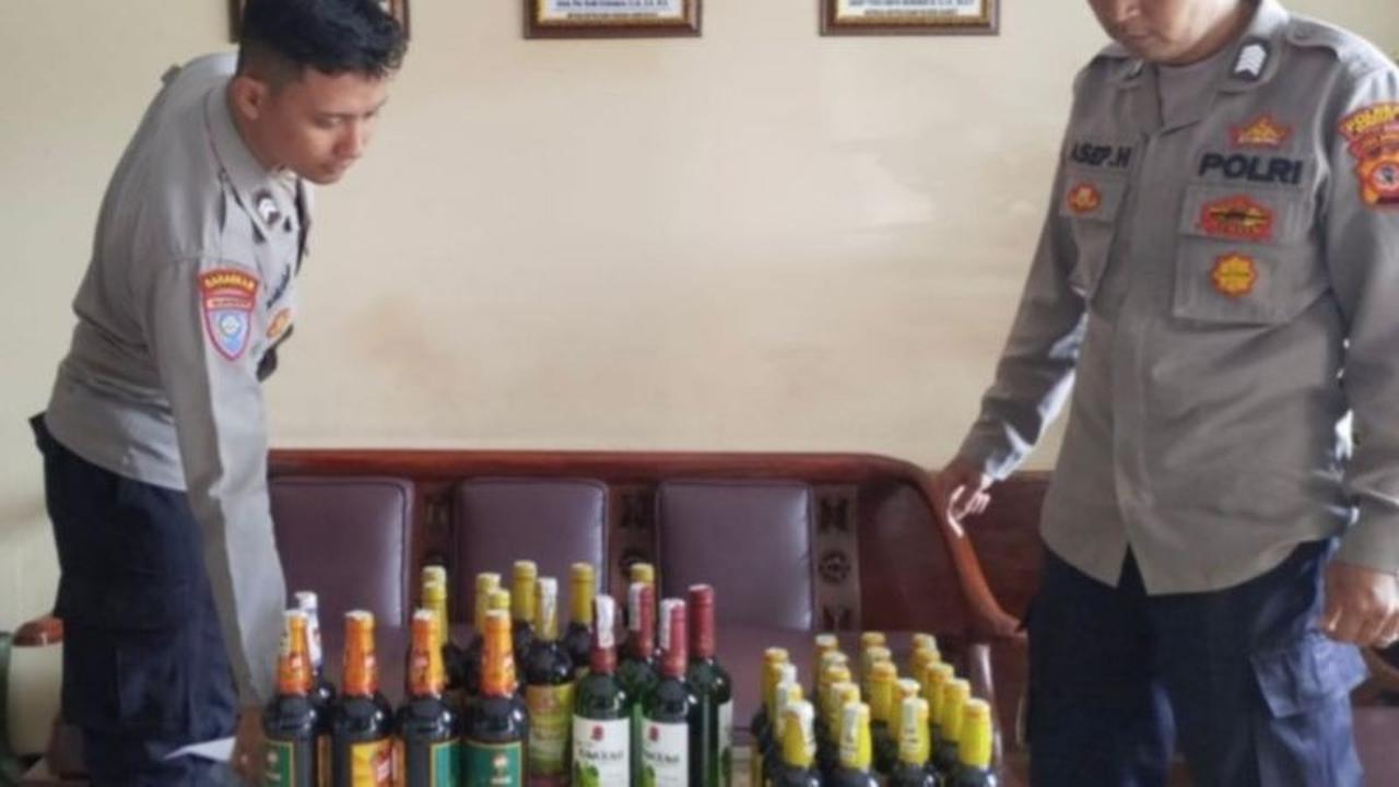 Polisi Lakukan Penggerebekan Miras Garut, Puluhan Botol Disita Jelang Ramadan