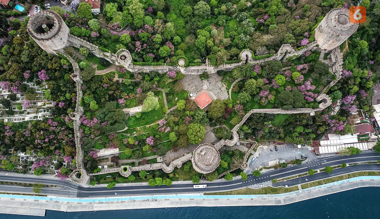 Pandangan udara yang diambil pada 3 Mei 2020, menunjukkan Rumelihisari juga dikenal sebagai Kastil Roumeli Hisar, dekat selat Bosphorus selama penerapan jam malam tiga hari untuk mencegah penyebaran covid-19 di Istanbul. (Photo by Ozan KOSE / AFP)