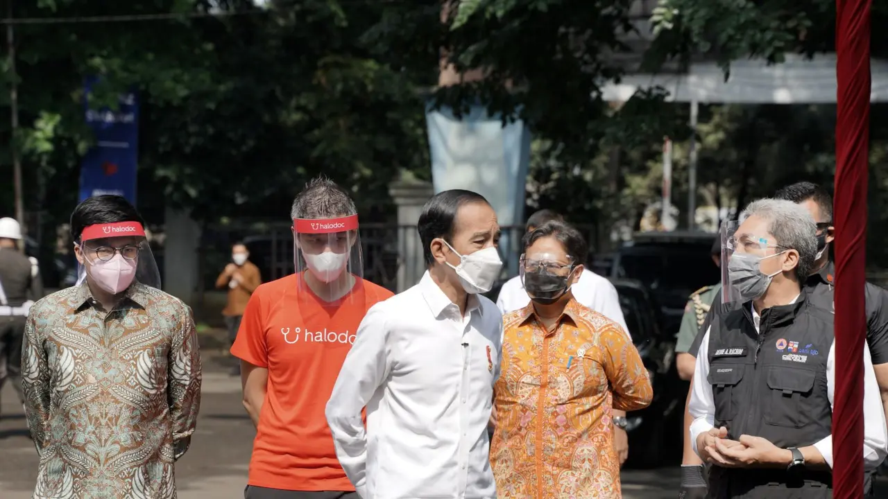 Presiden meninjau langsung lokasi Pos Pelayanan Vaksinasi COVID-19 Drive Thru