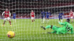 Striker Arsenal, Alexander Lacazette (kiri), mengecoh kiper Chelsea, Edouard Mendy, untuk mencetak gol pertama timnya lewat eksekusi penalti dalam laga lanjutan Liga Inggris 2020/21 pekan ke-15 di Emirates Stadium, London, Sabtu (26/12/2020). Arsenal menang 3-1 atas Chelsea. (AFP/Julian Finney/Pool)
