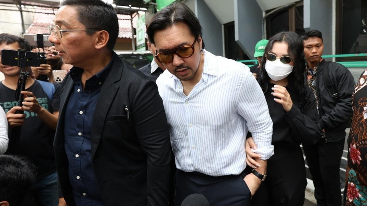8 Potret David Bayu Ogah Melihat Terdakwa Kasus Video Syur Putrinya, Ternyata Ini Alasannya