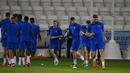 Para pemain Prancis termasuk penyerang #09 Prancis Olivier Giroud (kanan) mengikuti sesi latihan jelang melawan Inggris pada Perempatfinal Piala Dunia 2022, di Stadion Al Sadd SC di Doha, Jumat (9/12/2022). Baik Inggris maupun Prancis berhasil melaju ke babak Perempat Final usai membungkam lawan mereka dengan skor meyakinkan. (FRANCK FIFE / AFP)