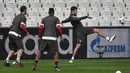 Penyerang Bayern Munchen, Thomas Thomas Mueller (kanan) berusaha mengontrol bola saat latihan di Stadion Vodafone Park di Istanbul (13/3). Pada leg pertama Munchen menang besar 5-0 atas Besiktas di Jerman. (AFP Photo/Ozan Kose)