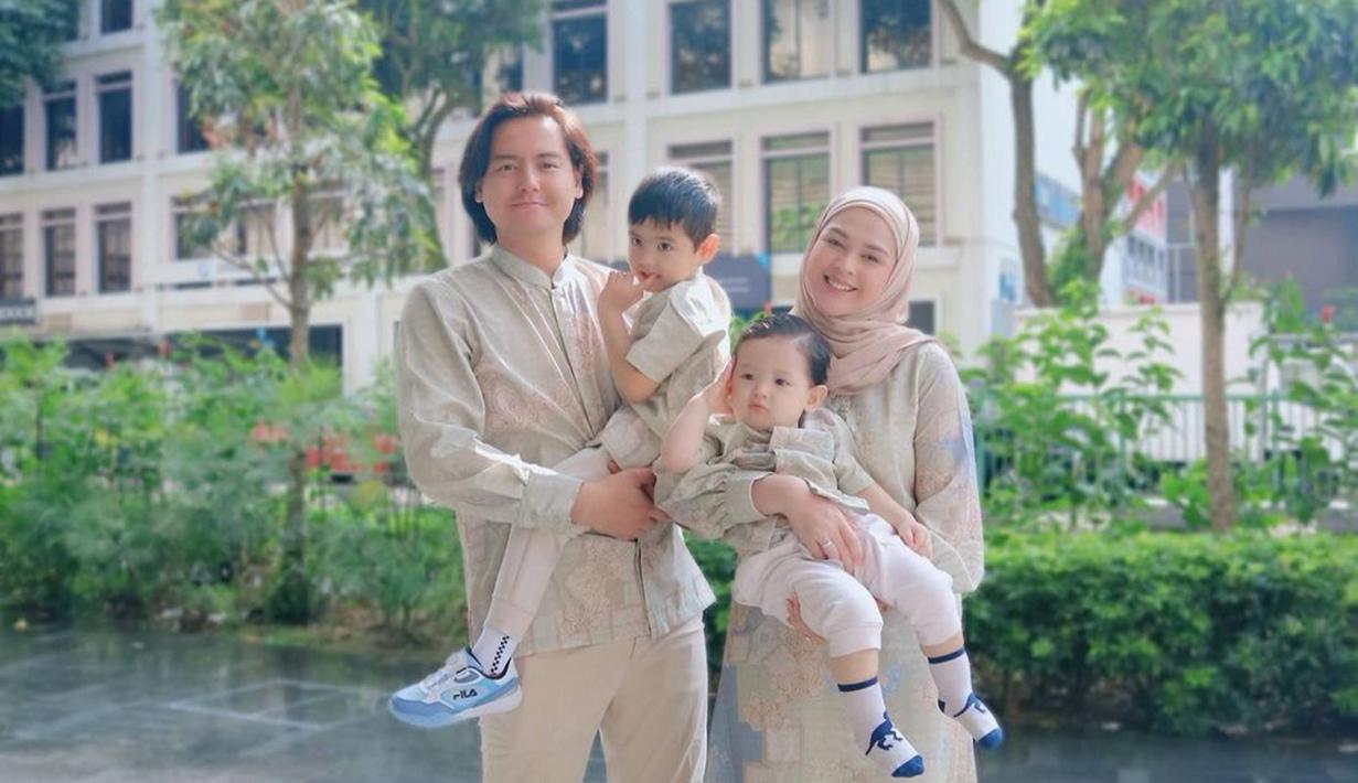 Merayakan hari raya Idul Adha di Singapura, Cut Meyriska dan Roger Danuarta banyak membagikan momen serunya saat bersama buah hati. Dalam momen liburan tersebut keduanya banyak mengunjungi tempat-tempat seru yang dibagikan dalam bentuk video dalam media sosial Instagram. (Liputan6.com/IG/@rogerojey)