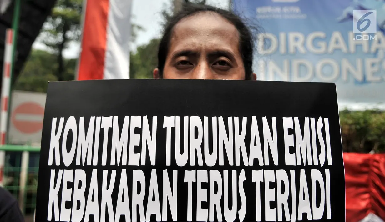 Aktivis WALHI melakukan aksi protes pembakaran hutan di depan Kementerian Lingkungan Hidup, Jakarta, Senin (27/8). WALHI menuntut pemerintah menegakkan hukum bagi korporasi pembakar hutan yang berlangsung setiap tahun. (Merdeka.com/Iqbal S. Nugroho)
