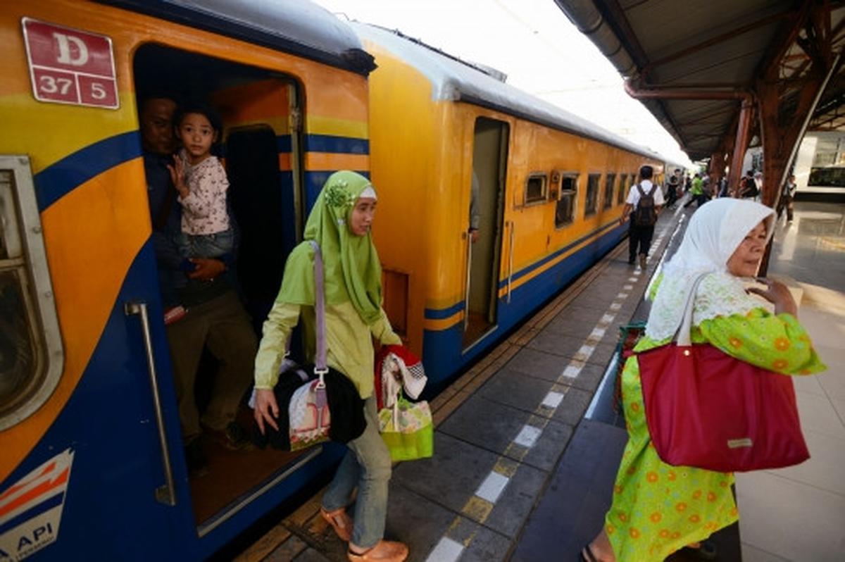 H+4 Lebaran, pemudik mulai padati Stasiun Pasar Senen