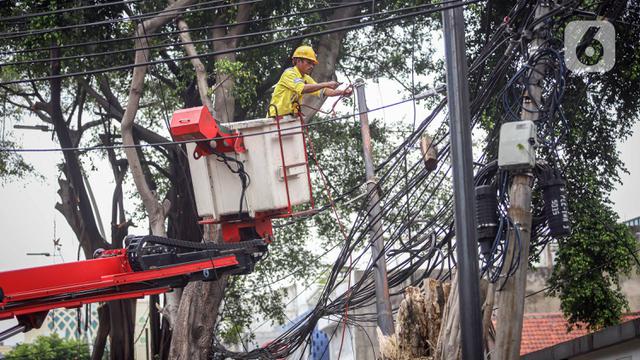 FOTO: Penataan Kabel Semrawut di Kawasan Wahid Hasyim