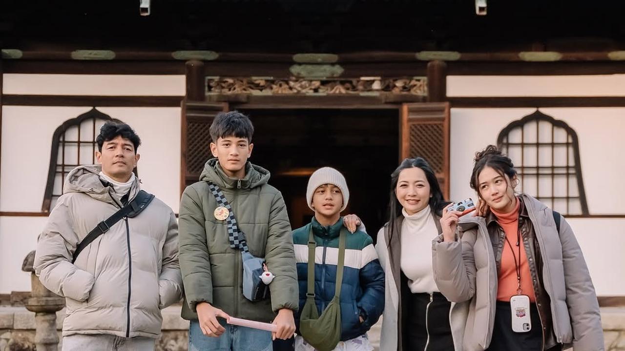 Potret Hesti Purwadinata dan Edo Borne Ajak Anak Liburan di Jepang
