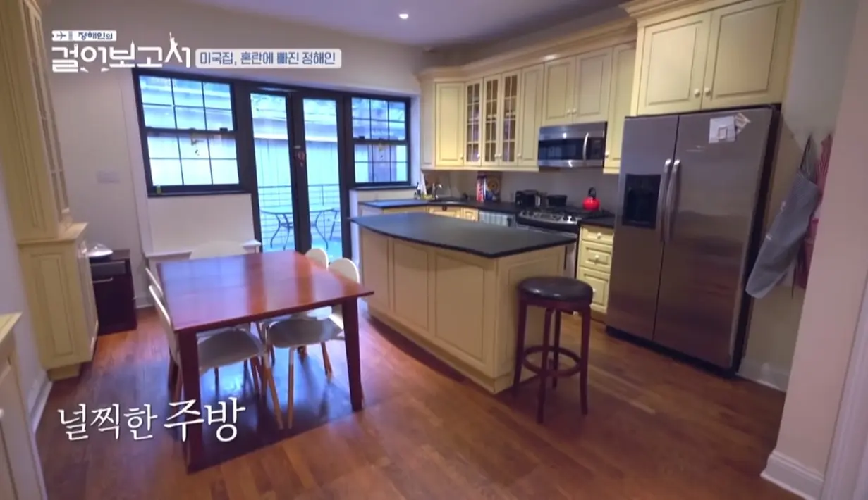 Rumah ini juga terasa nyaman dengan dapur dan ruang makan yang bersebelahan. (© youtube.com/KBS WORLD Indonesian)