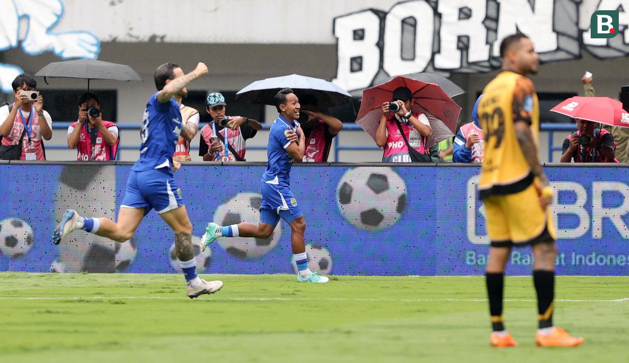 Pemain Persib Bandung, Beckham Putra melakukan selebrasi setelah mencetak gol ke gawang Persija Jakarta dalam laga lanjutan BRI Super League 2025/2026 melawan Persija Jakarta di Stadion Gelora Bandung Lautan Api, Bandung, Minggu (11/01/2026). (Bola.com/Abdul Aziz)