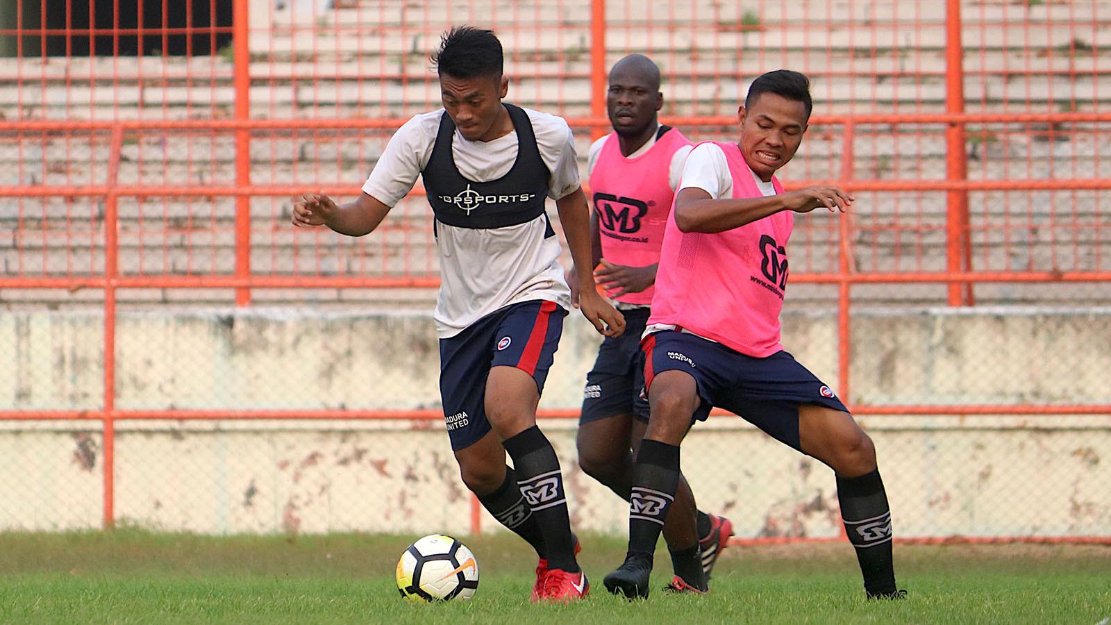 Rizky Dwi Febrianto dkk. berlatih menggunakan teknologi GPS Sports. (Bola.com/Aditya Wany)