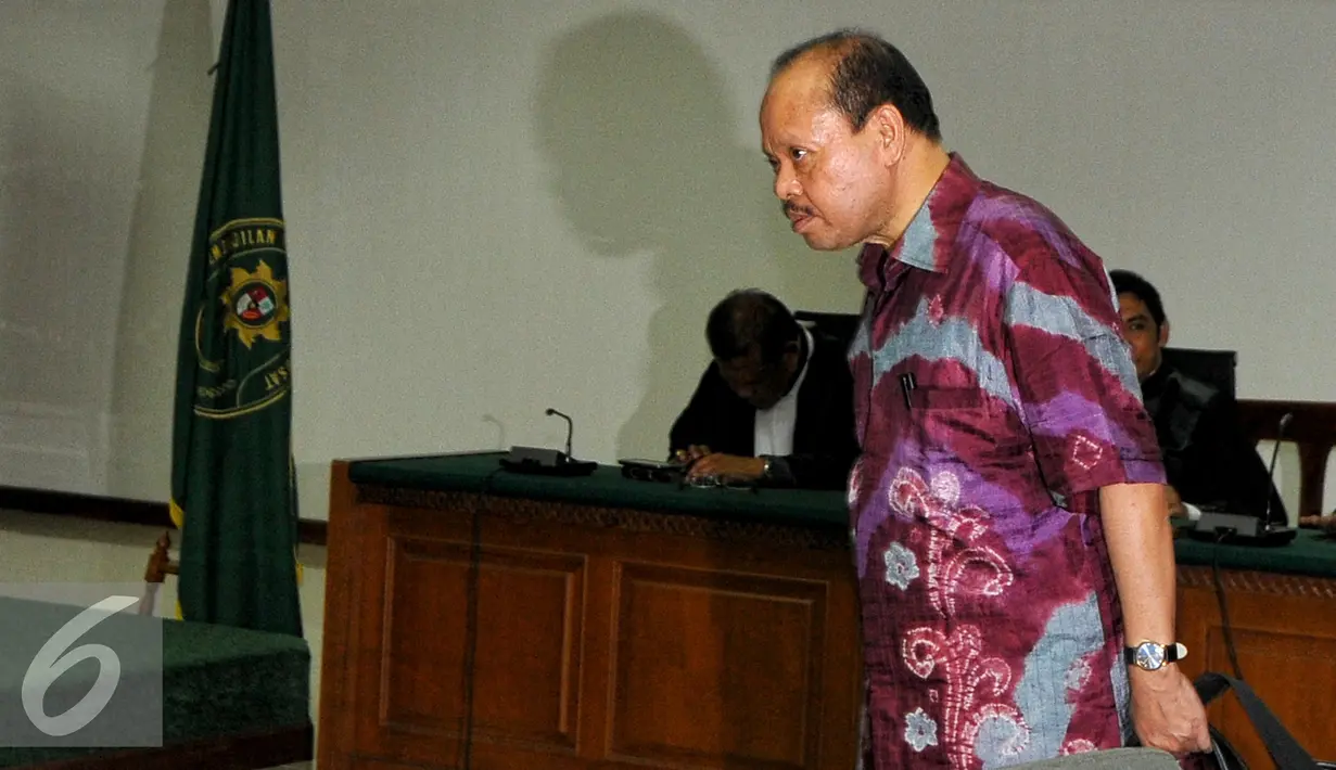 Mantan Ketua Komisi VII DPR RI Sutan Bhatoegana saat tiba di Pengadilan Tipikor, Jakarta, Senin (27/7/2015). Sutan akan menjalani sidang lanjutan dengan agenda pembacaan tuntutan Jaksa KPK. (Liputan6.com/Yoppy Renato)