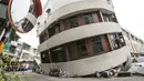 Sebuah bangunan yang rusak terlihat setelah gempa 6,4 SR mengguncang Tainan, Taiwan Selatan (6/2). Gempa terjadi pukul 4 subuh tadi telah menghancurkan beberapa apartemen di kawasan Wei Guan, Tainan, Taiwan. (REUTERS/Stringer)