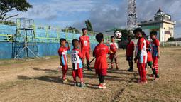 Gelandang Malut United, Dedy Gusmawan, tampak antusias memberi pelatihan kepada peserta coaching clinic di&nbsp;Stadion Gelora Kie Raha, Ternate, Minggu (13/8/2023) sore hari WIT. (Bola.com/Okie Prabhowo)
