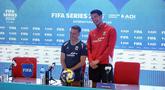 Pelatih kepala Timnas Indonesia, John Herdman (kiri) dan Elkan Baggott berfoto bersama setelah sesi konferensi pers menjelang FIFA Series melawan St Kitts and Navis di Stadion Utama Gelora Bung Karno (SUGBK), Senayan, Jakarta, Kamis (26/03/2026). (Bola.com/M Iqbal Ichsan)