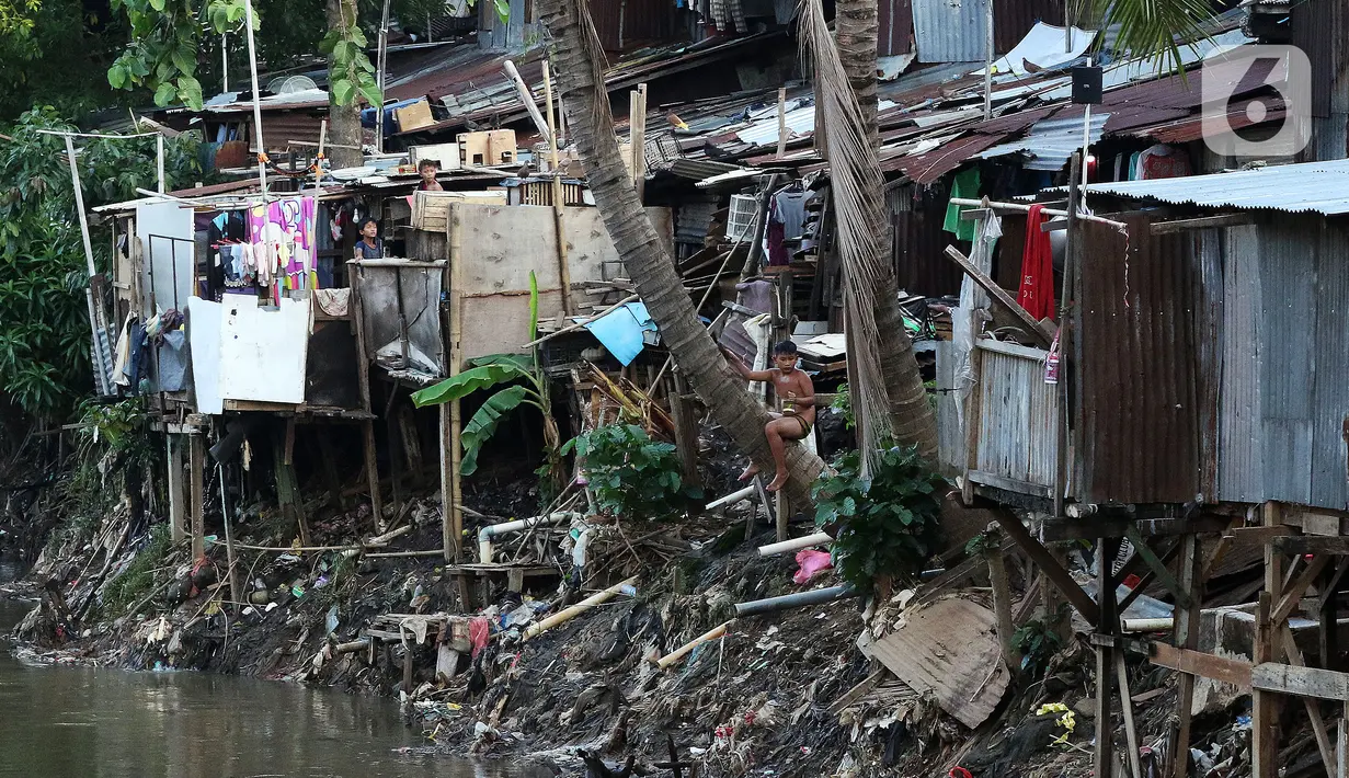 Anak-anak bermain di bantaran sungai Ciliwung, Pemukimannya, Manggarai, Jakarta, Selasa (29/9/2020). Dimana kemiskinan kemungkinan akan naik sekitar 3,02 hingga 5,71 juta orang Dan pengangguran meningkat kurang lebih 4-5,23 juta orang, saat Indonesia masuk resesi. (Liputan6.com/Johan Tallo)