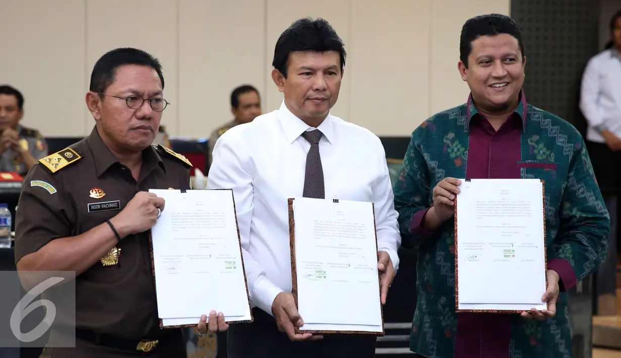 (Ki-ka) Jaksa Agung Muda Pidana Umum, Noor Rachmad, Bareskrim Polri Komjen Pol Ari Dono dan Ketua Bawaslu Muhammad menunjukan nota kesepahaman saat acara penandatanganan di Bareskrim Polri, Jakarta, Senin (21/11). (Liputan6.com/JohanTallo) 