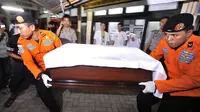 Tim SAR mengangkat jenazah diduga korban pesawat AirAsia QZ8501. (AntaraFoto)