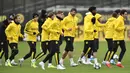 Para pemain Borussia Dortmund melakukan pemanasan selama sesi latihan di Dortmund, Jerman (4/11/2019). Dortmund akan melawan wakil Italia, Inter Milan pada Grup F Liga Champions di Signal Iduna Park. (AP Photo/Martin Meissner)