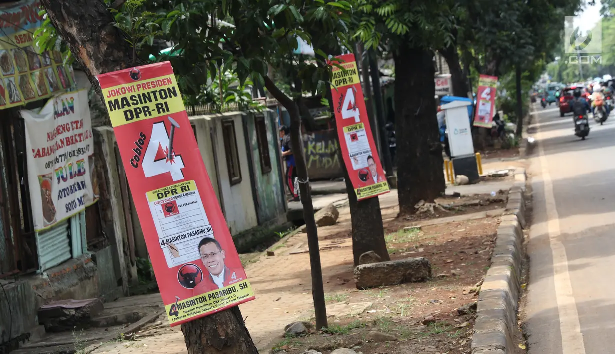 Sejumlah Alat Paraga Kampanye masih terlihat di pinggir Jalan TMP Kalibata, Jakarta, Minggu (14/4). Memasuki masa tenang jelang pelaksanaan Pemilu 2019, sejumlah Alat Paraga Kampanye masih terlihat bertebaran di beberapa ruas jalan. (Liputan6.com/Helmi Fithriansyah)