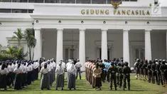Peserta mengikuti gladi peringatan Hari Lahir Pancasila di halaman Gedung Pancasila, Kementerian Luar Negeri, Jakarta, Selasa (30/5). (Liputan6.com/Faizal Fanani)