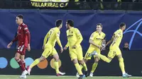 Pemain Villarreal Arnaut Danjuma, kanan, melakukan selebrasi setelah mencetak gol pembuka pada pertandingan leg pertama perempat final Liga Champions antara Villarreal dan Bayern Munich di stadion Ceramica di Villarreal, Spanyol, Rabu, 6 April 2022. (AP P