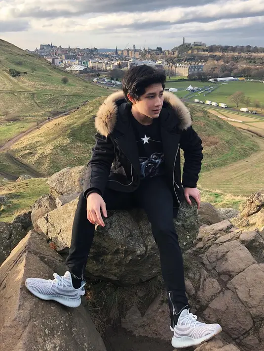 "Pacar belum ya. Gimana ya? Susah nyarinya. Hehe. Maksudnya nggak gampang cari yang pas, yang cocok," ujar Teuku Rassya saat ditemui di kawasan Kemang, Jakarta Selatan, Rabu (11/4). (Instagram/teukurassya)