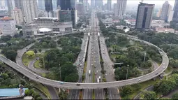 i Jalan Gatot Subroto, Jakarta Selatan, misalnya, arus lalu lintas tampak lengang meski masih terlihat banyak kendaraan melintas. Arus lalu lintas terpantau ramai lancar. Begitu pulan kondisi arus lalu lintas Tol Dalam Kota Jakarta yang terlihat lengang. (merdeka.com/Arie Basuki)