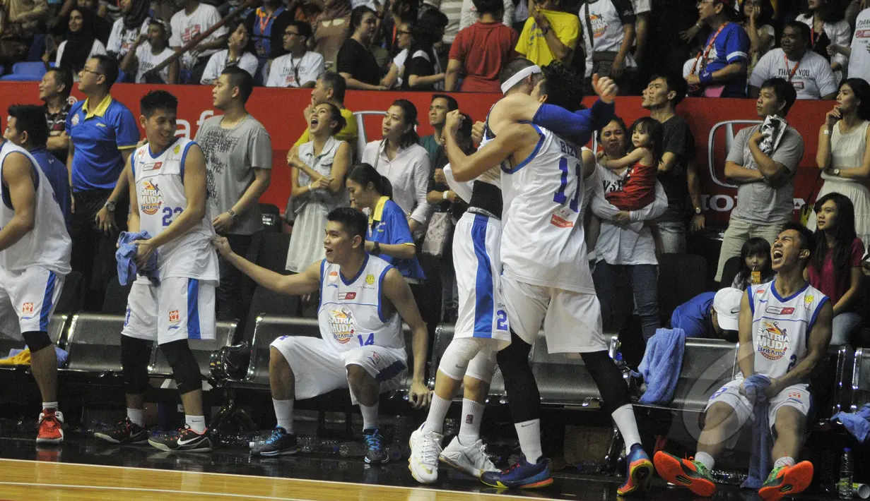 Pemain Satria Muda Britama, Erick Sebayang dan Hardianus saling berpelukan setelah menang atas Pelita Jaya pada laga babak Grand Final Championship Series IndiHome Liga Bola Basket Nasional Indonesia, Jakarta, Minggu (10/5). (Liputan6.com/Herman Zakharia)