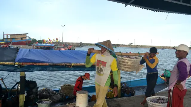 Nelayan membawa hasil tangkapan ke TPI PPSC Cilacap. (Foto: Liputan6.com/Muhamad Ridlo)
