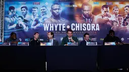 Suasana konferensi pers jelang pertarungan Dillian Whyte & Dereck Chisora di Radisson Hotel, Manchester, Inggris, Rabu (7/12). Konferensi pers berujung ricuh karena Dereck Chisora melempar meja. (Reuters / Jason Cairnduff)