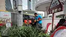 Bakal calon (balon) Gubernur DKI Jakarta Sandiaga Uno bersama relawan bersihkan sampah saat Car Free Day dikawasan Bunderan HI, Jakarta, Minggu (27/3/2016). Sandiaga Uno bakal calon Gubernur DKI Jakarta dari partai Garinda. (Liputan6.com/Faizal Fanani)