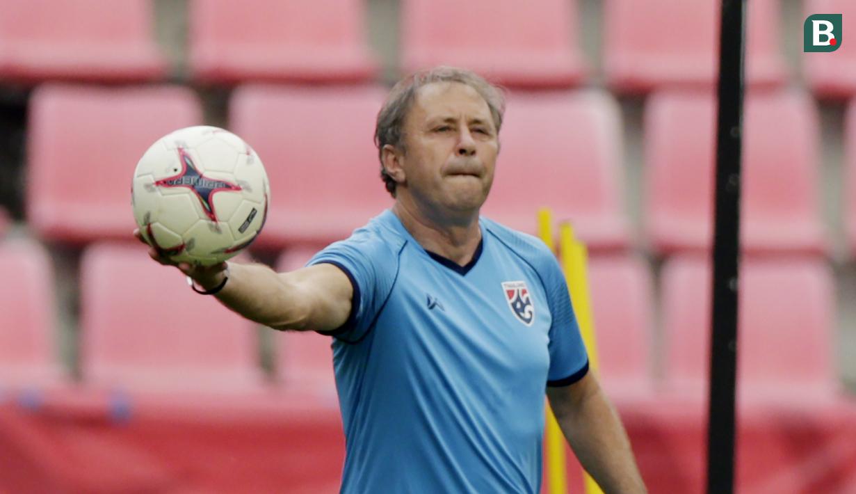 Pelatih Thailand, Milovan Rajevac, menangkap bola saat latihan di Stadion Rajamangala, Bangkok, Jumat (16/11). Latihan ini persiapan jelang laga Piala AFF 2018 melawan Timnas Indonesia. (Bola.com/M. Iqbal Ichsan)