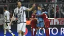 Kiper Bayen Munchen, Manuel Neuer dan rekannya merayakan kemenangan atas Juventus pada laga leg kedua 16 besar Liga Champions di Stadion Allianz Arena, Kamis (17/3/2016) dini hari WIB. (AFP/Odd Andersen)