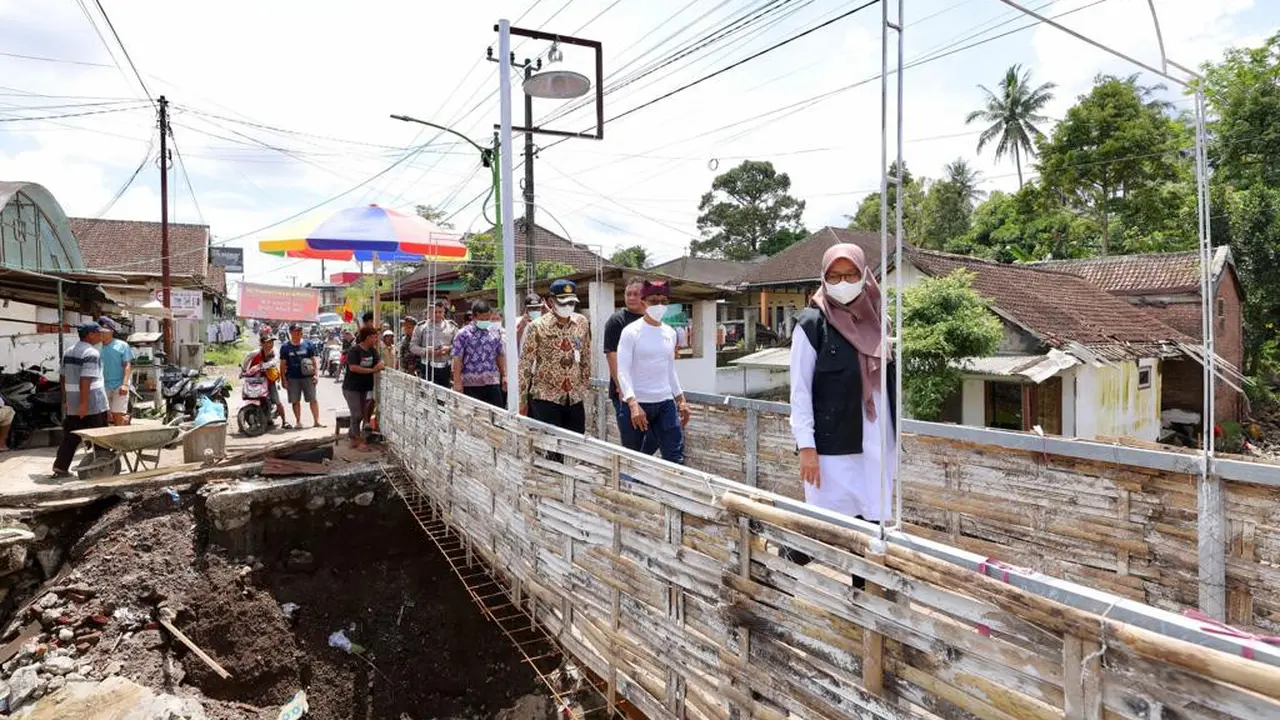 Bupati Banyuwangi Ipuk Fiestiandani Tinjau jembatan darurat di Kecamatan Kalibaru (Istimewa)