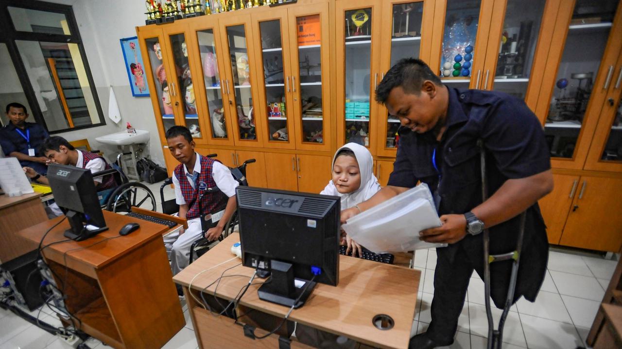 Semangat Guru Difabel di YPAC