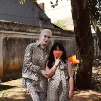 Melalui unggahan Instagram, Angel Karamoy kerap membagikan momen kebersamaan dengan buah hati, terlebih saat liburan atau sekedar hangout. @angellelga.