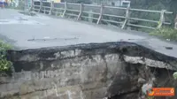 FOTO: Jembatan Penghubung Desa Modo-Sukoanyar Ambrol