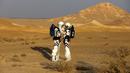Astronot analog Israel saat melakukan simulasi kehidupan di Planet Mars selama empat hari di Gurun Negev, Minggu (18/2). Simulasi ini dinamakan Proyek D-MARS (Desert Mars Analog Ramon Station). (MENAHEM KAHANA/AFP)