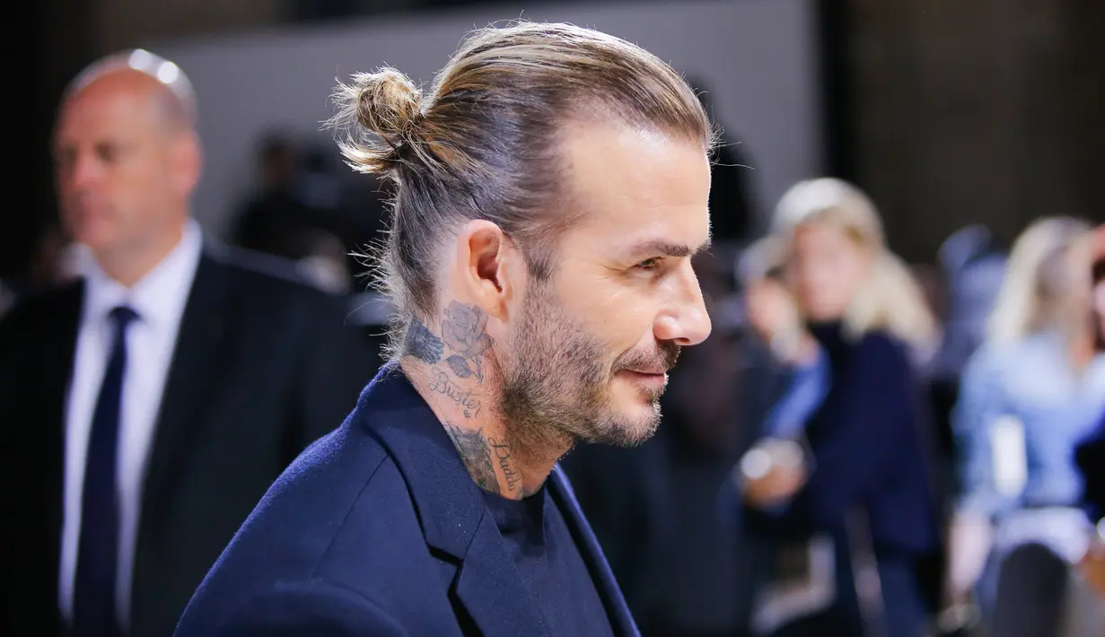 David Beckham usai menyaksikan fashion show koleksi Spring/Summer 2018 Victoria Beckham di New York Fashion Week, Minggu (10/9). David berada di barisan terdepan bersama sang putra, Brooklyn  untuk menunjukkan support mereka. (EDUARDO MUNOZ ALVAREZ / AFP)