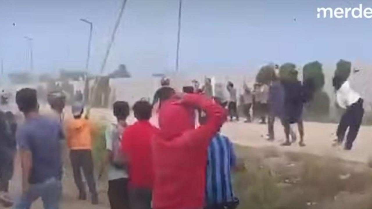 VIDEO: Detik-Detik Massa Emosi Amuk Polisi di Jalan Proyek PIK 2 Usai Truk 'Nakal' Lindas Anak Kecil