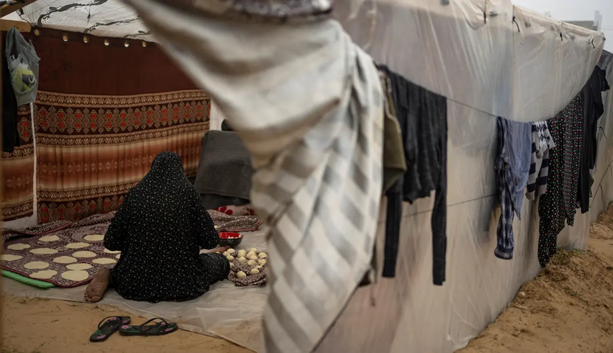 Serangan balasan Israel telah menewaskan 21 ribu orang di wilayah Palestina yang terkepung, menurut Kementerian Kesehatan di Gaza yang dikuasai Hamas. (AP Photo/Fatima Shbair)