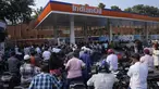 Orang-orang menunggu bahan bakar di pompa bensin di Hyderabad, India, Selasa, 2 Januari 2024. (AP Photo/Mahesh Kumar A.)