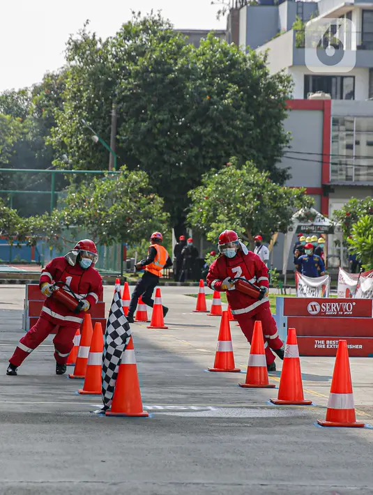Petugas pemadam kebakaran melakukan simulasi pemadaman saat kompetisi Fire Safety Challenge di Kantor Dinas Penanggulangan Kebakaran dan Penyelamatan Pemprov DKI Jakarta, Rabu (2/6/2021). Ini rangka pembinaan keterampilan petugas dalam upaya pemadaman dan penyelamatan. (Liputan6.com/Faizal Fanani)